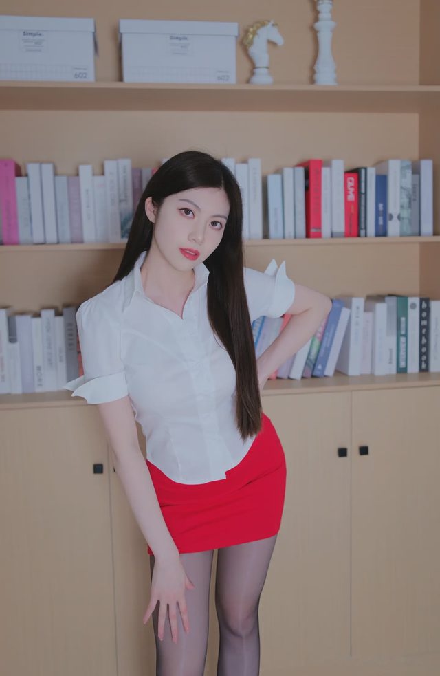 两面桢 红裙OL第 2 张图片