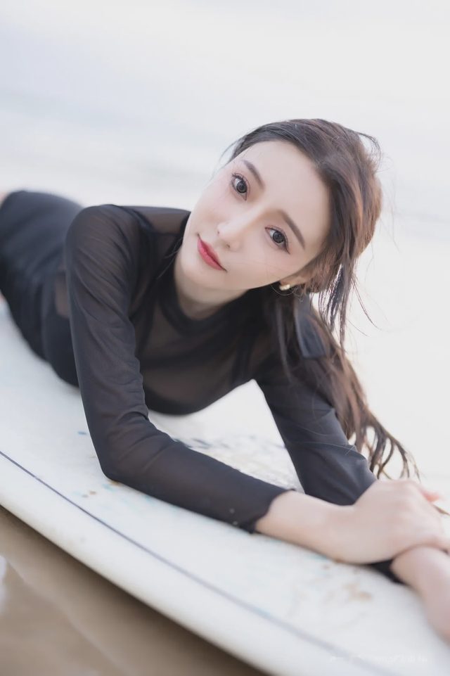 王馨瑶 钓鱼黑色冲浪泳衣图册封面