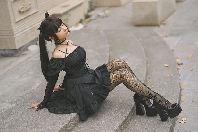 少女黑丝写真第 4 张图片