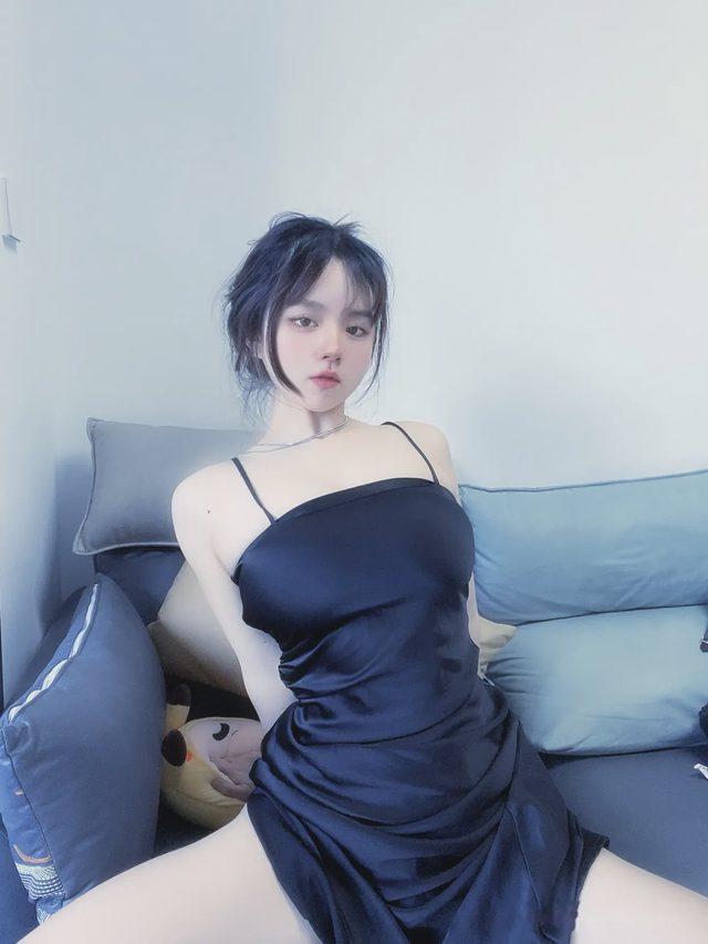 葱油饼er 黑色绸缎裙第 7 张图片