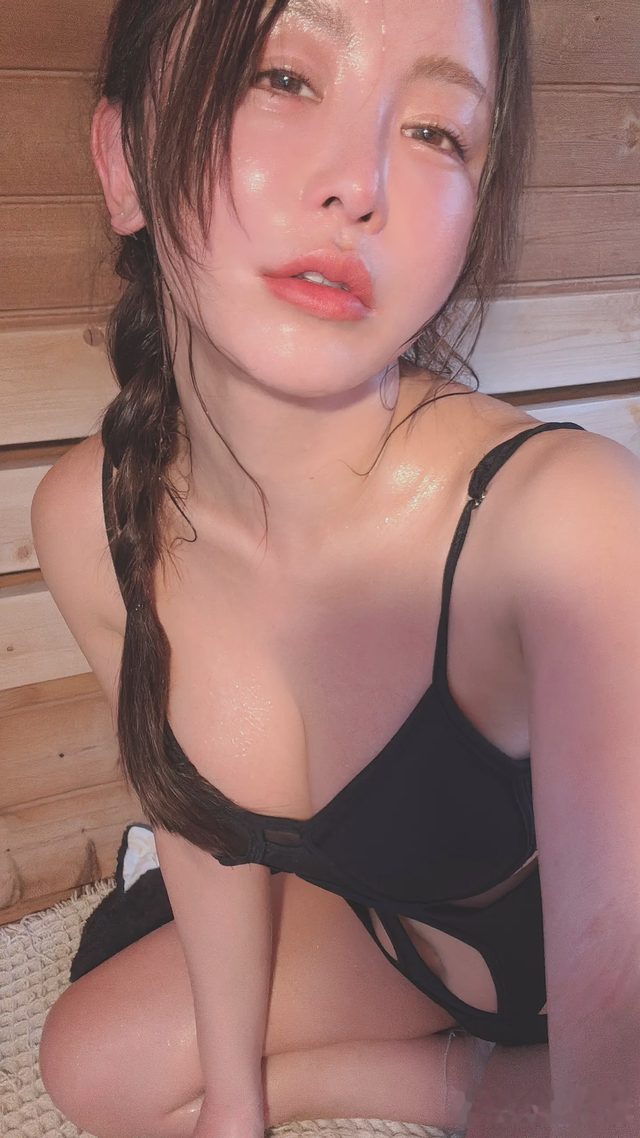 いくみ Fantia 20260505 Sweaty Sauna in a Modified Swimsuit！？第 20 张图片