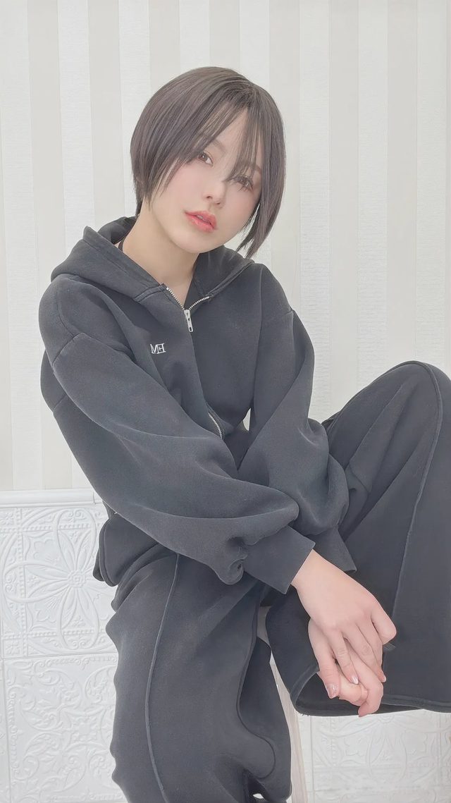 いくみ Fantia 20260403 Short Hair & Micro Bikini第 2 张图片