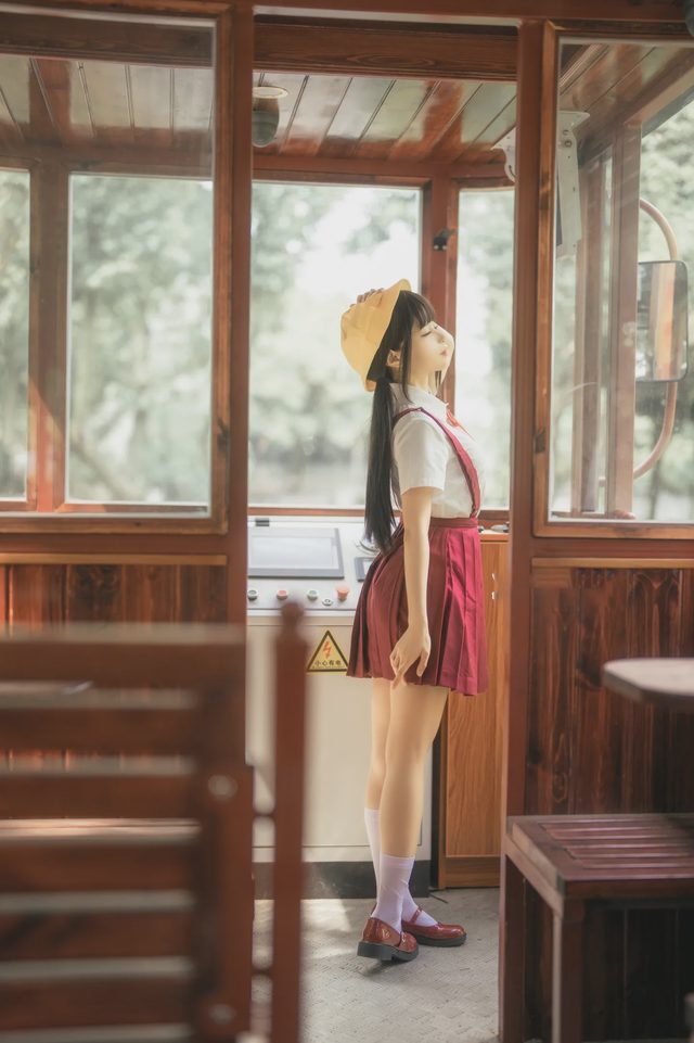 《红火车》少女写真图册封面