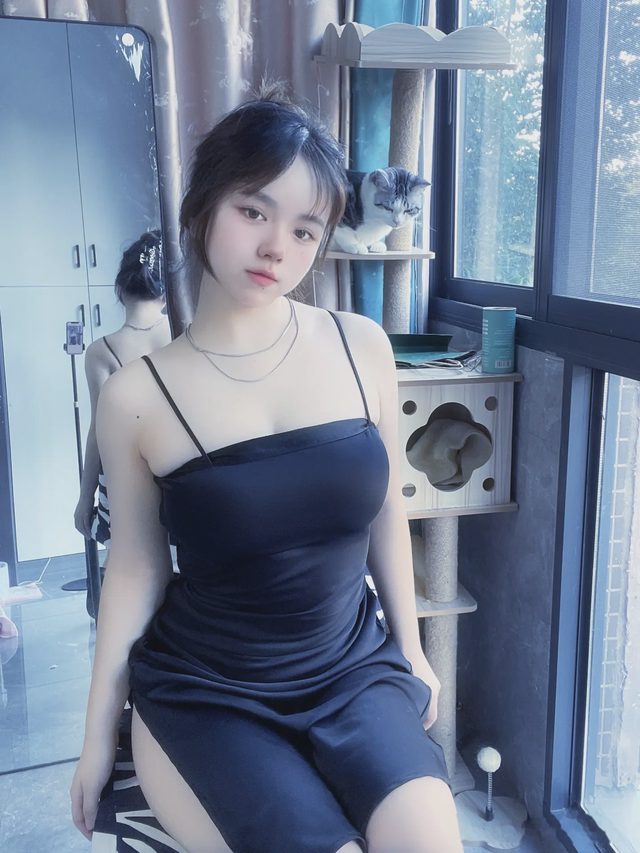 葱油饼er 黑色绸缎裙第 2 张图片
