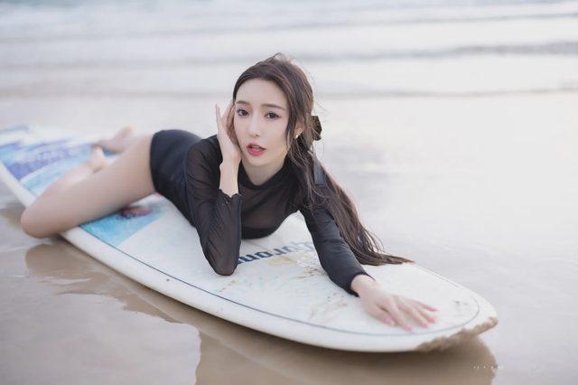 王馨瑶 钓鱼黑色冲浪泳衣第 9 张图片
