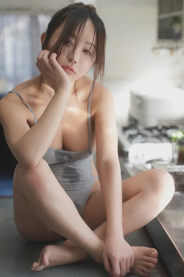 いくみ Fantia 20260325 Water Droplets on a High-Cut Swimsuit第 17 张图片